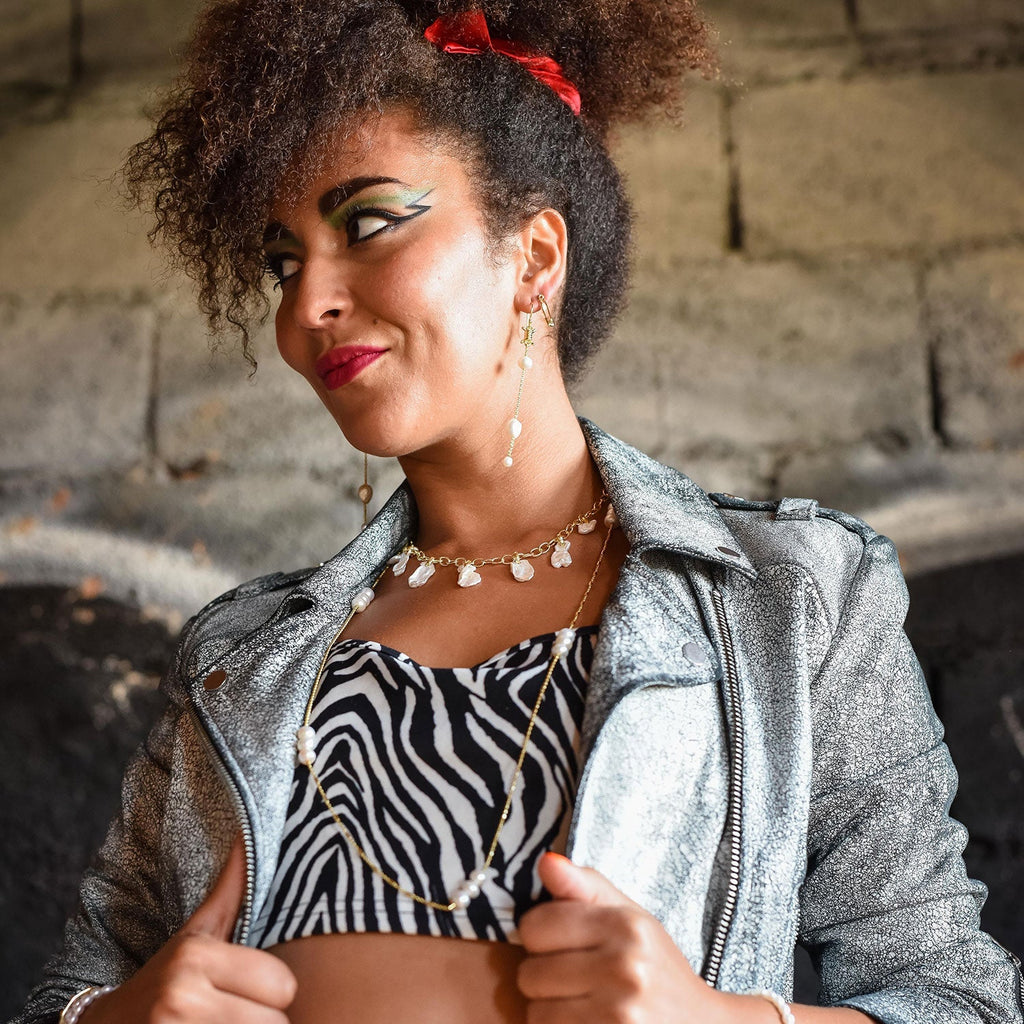 Model wearing Punk pearl necklace.  A beautiful gold chain pearl necklace with organic Keshi pearls. Oval chain link necklace with organic Keshi pearls by Azuni London